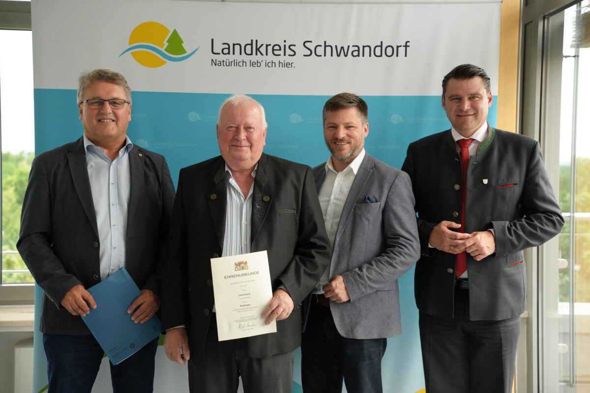 Josef Zweck für 40 Jahre als Feldgeschworener geehrt