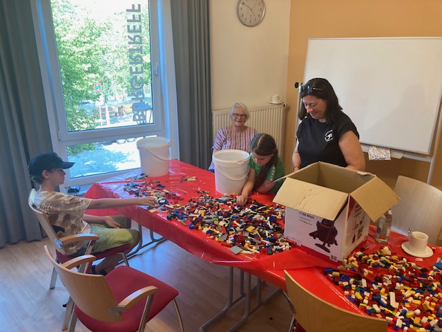 Kinder bauen Lego-Rampe für mehr Barrierefreiheit