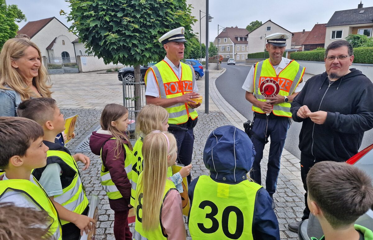 Polizei-Schirmitz Zitronenaktion.jpg