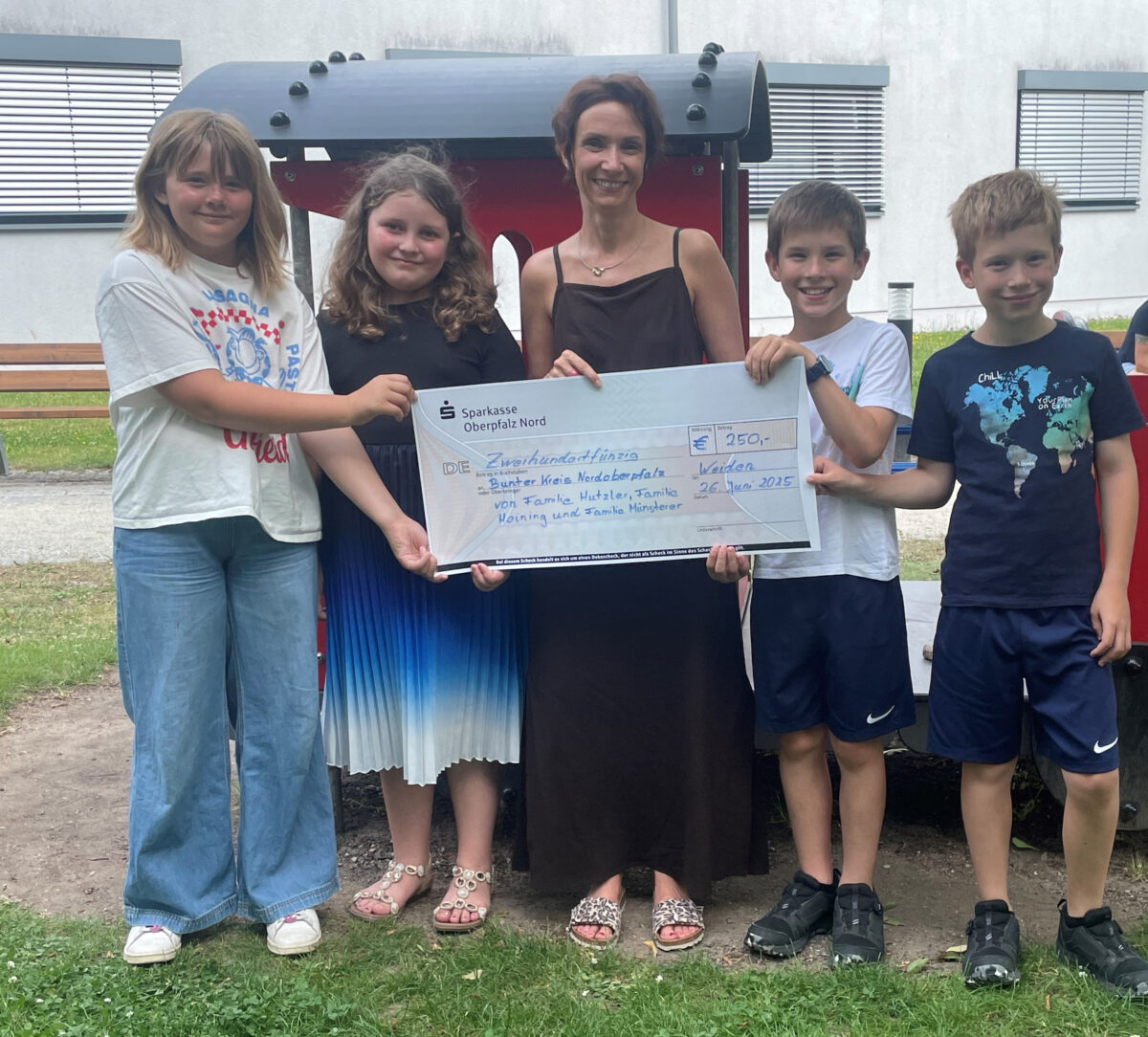 Kinder spenden Kommuniongeld an Bunte Kreis Nordoberpfalz