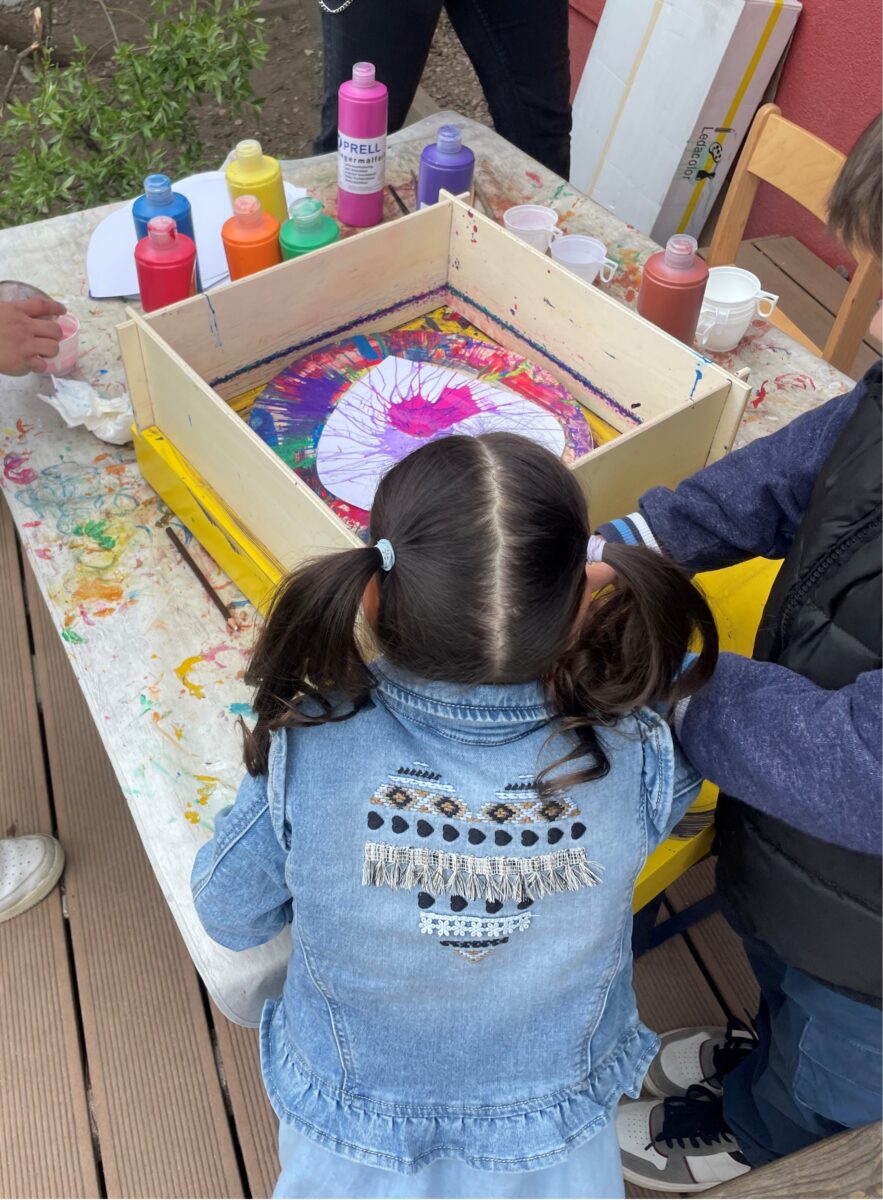Kita Löwenzahn feiert buntes Farbenfest in Theisseil