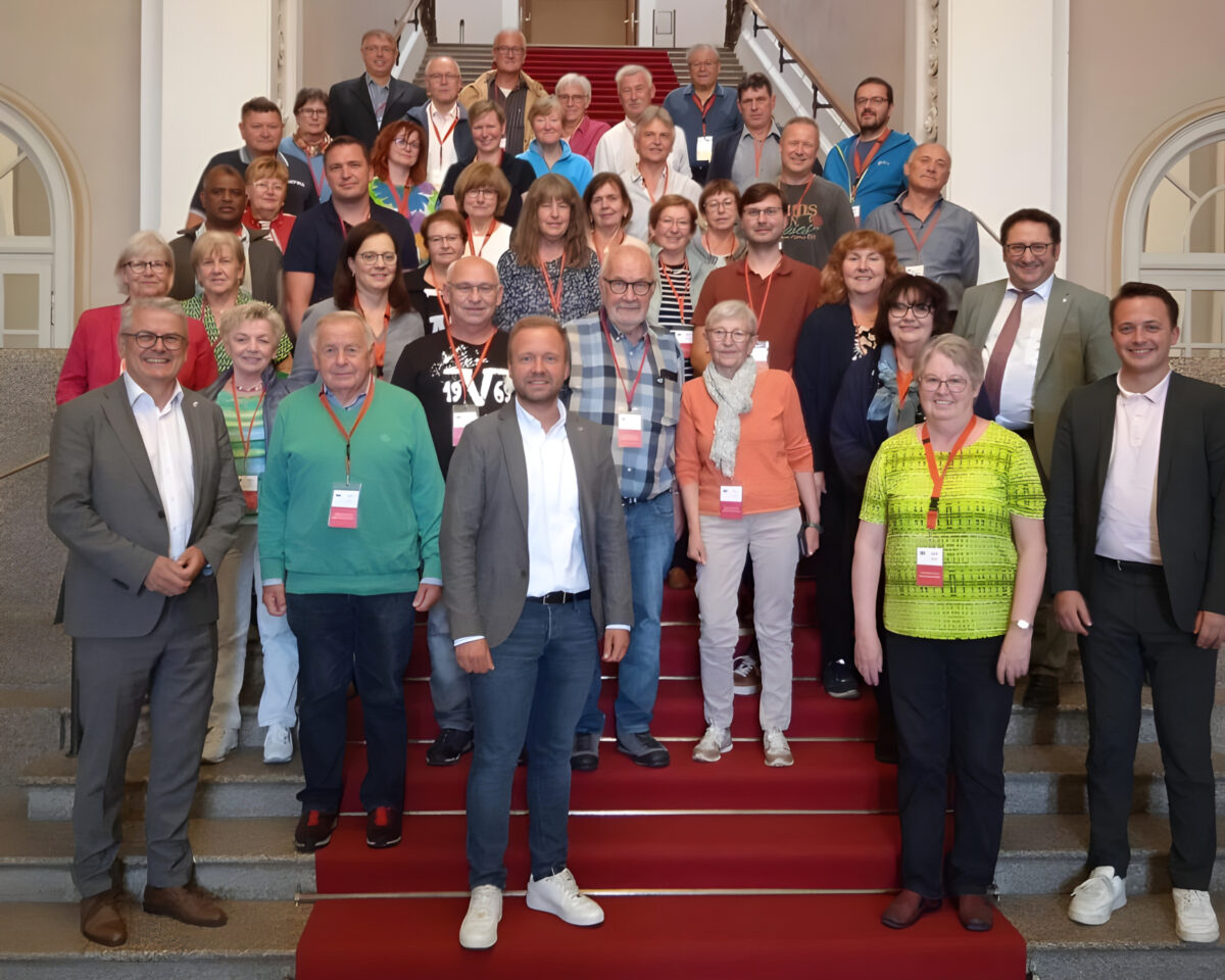 Heinisch führt Gäste durch den Bayerischen Landtag