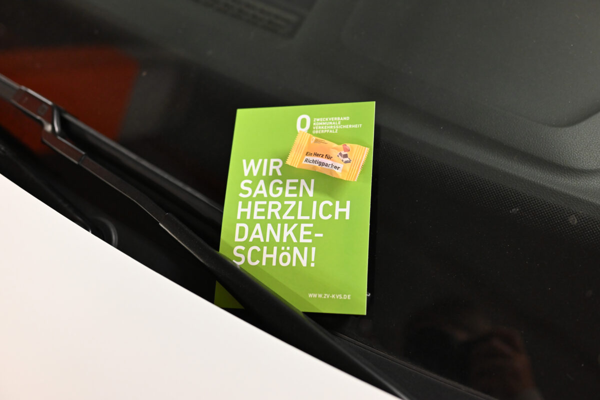 250610 PM Süße Überraschung für Richtigparker, Bildquelle Nadine Meier ZV KVS Oberpfalz.JPG