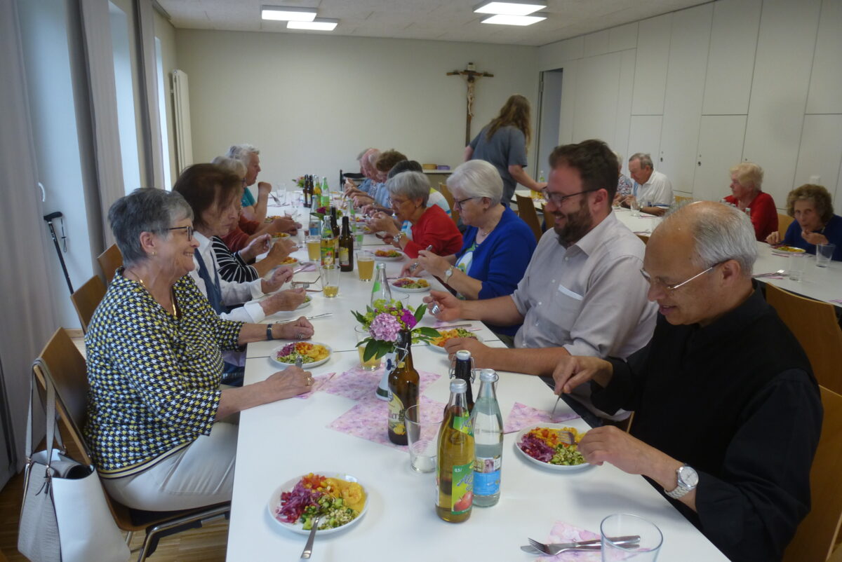Pater Prince bezaubert Senioren mit indischen Köstlichkeiten