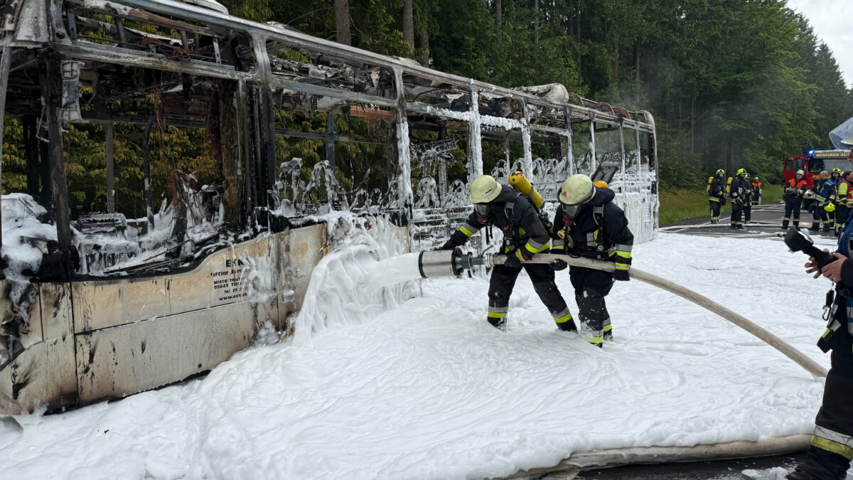 Bus bei Windischeschenbach in Brand geraten