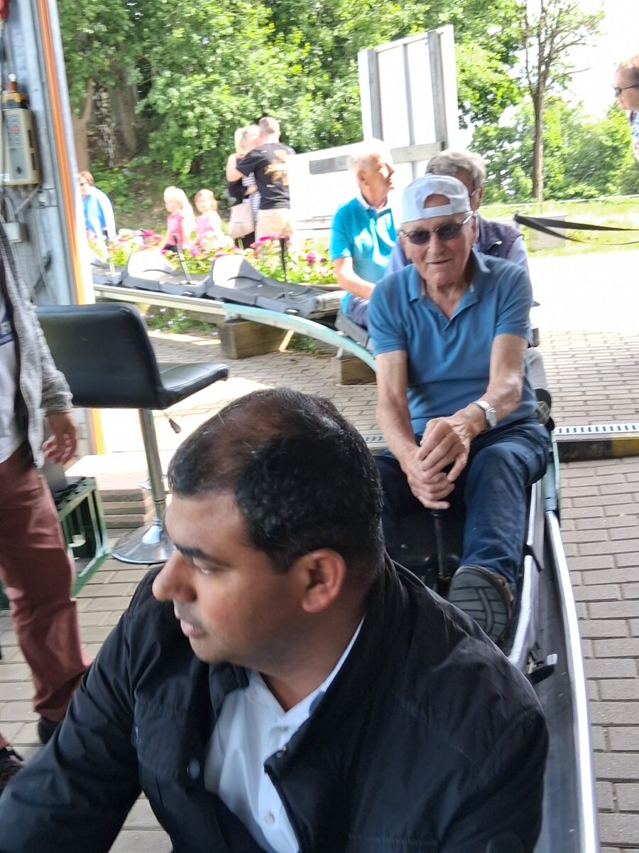 Senioren genießen Ausflug mit Andacht und Sommerrodelbahn