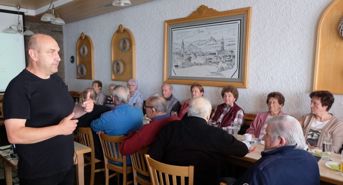 Senioren in Floß lernen Trickbetrügereien erkennen