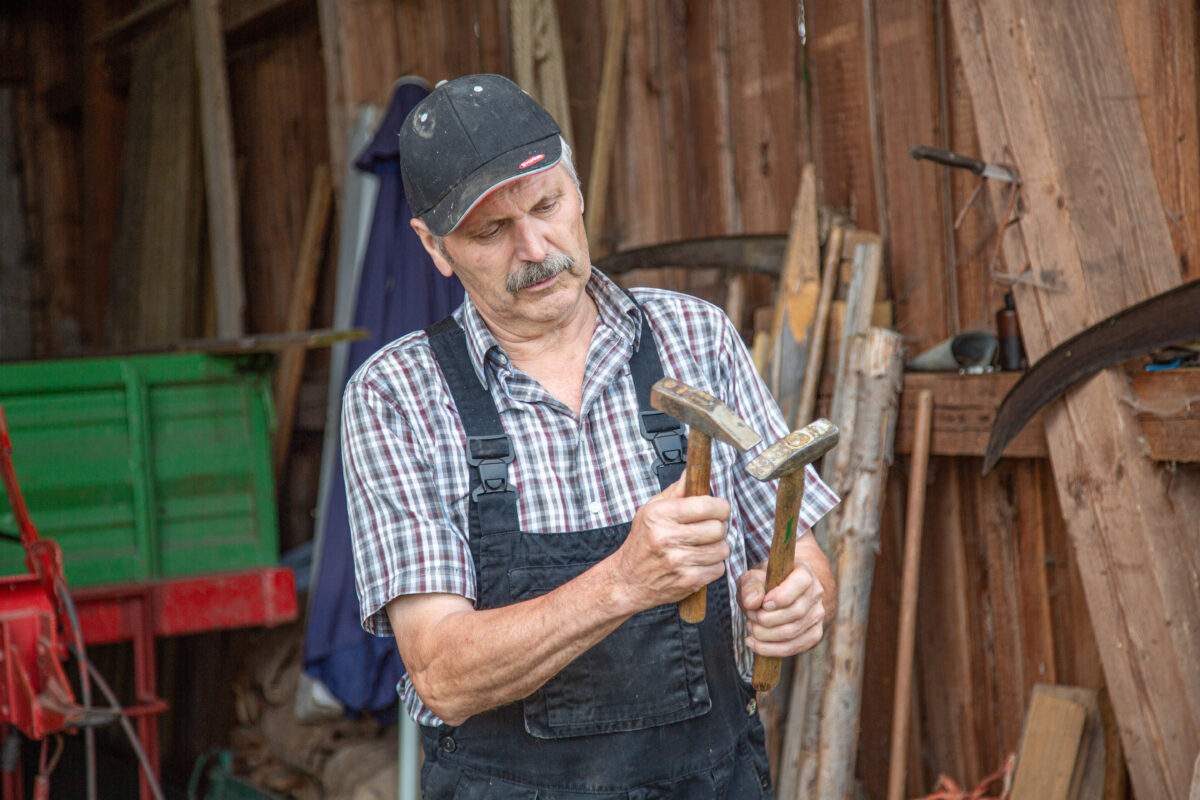 Sensen-Workshop erweckt alte Traditionen