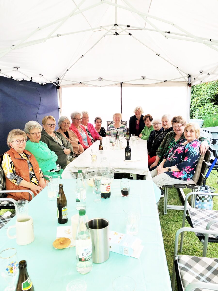 Siedlerfrauen feiern kulinarisches Grillfest