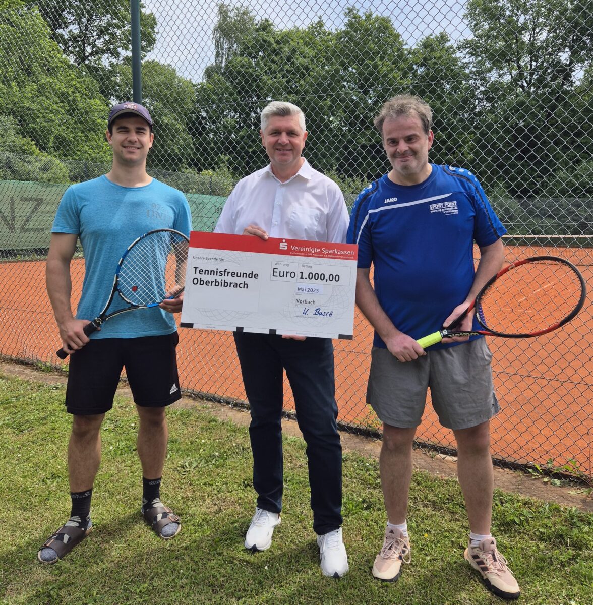 Sparkasse fördert Tennisclub mit 1.000 Euro Spende