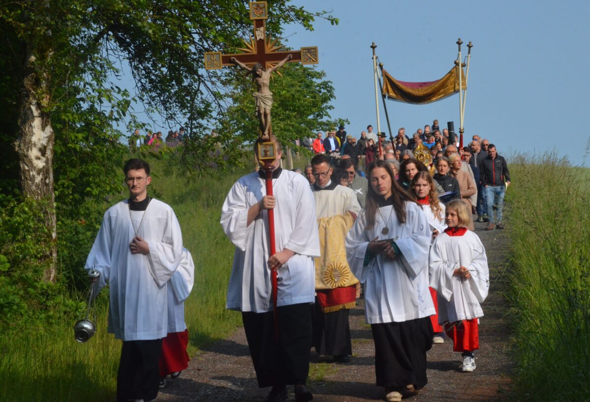 Flurprozession der Pfarrei St. Josef nach Tröglersricht
