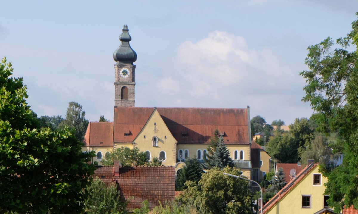 Turmuhr in Floß nach Blitz und Taubenkot repariert