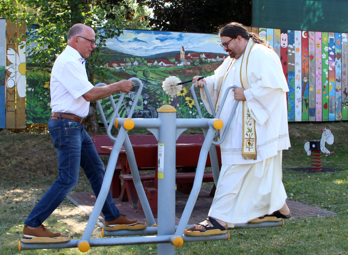 Offizielle Einweihung in Sassenreuth: Neue Dorfplätze und Mehrgenerationenspielplatz bei Kaiserwetter gesegnet