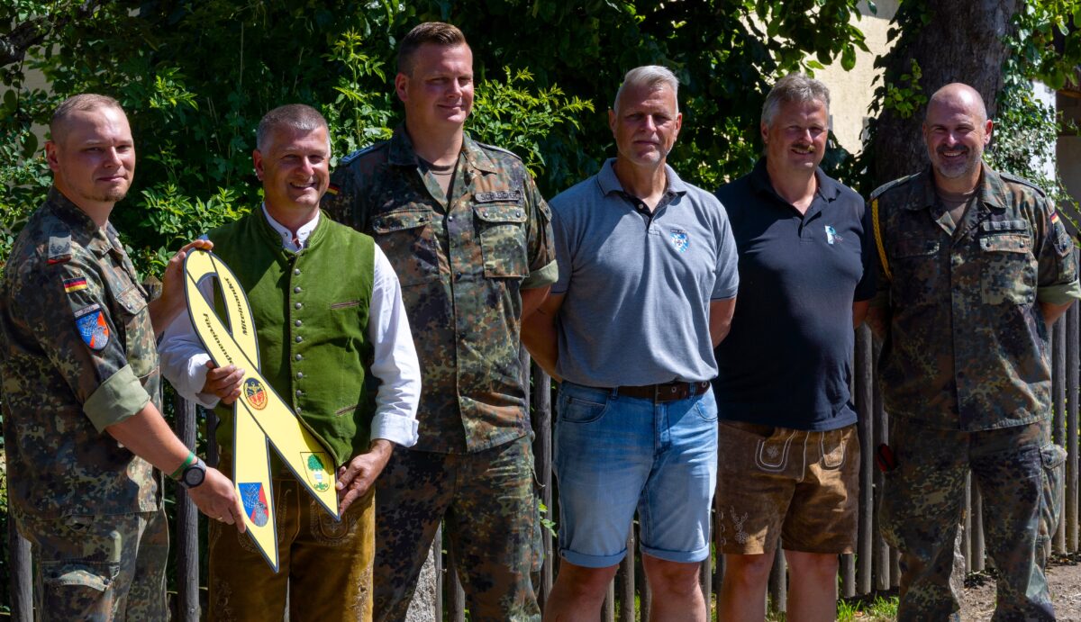 Pirk zeigt Verbundenheit mit Bundeswehr