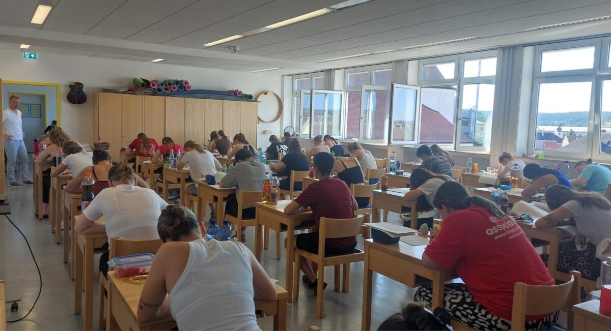 Weidener Sozialpädagogik-Studierende trotzen Hitze bei Prüfungen