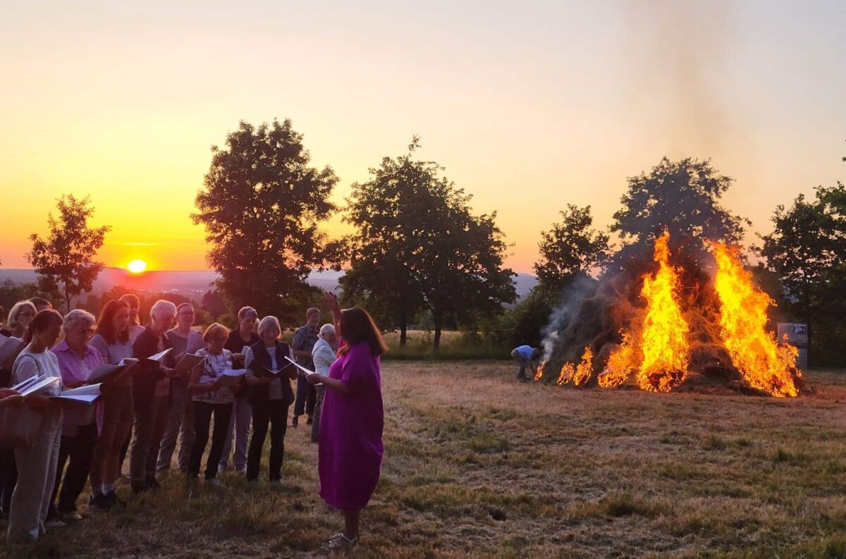 Weidens Sonnwendfeuer zieht viele Gäste an