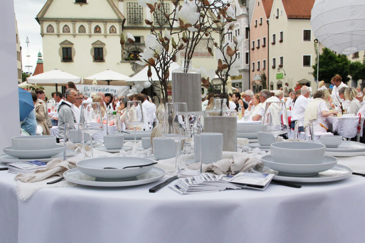 Diner en blanc zum zweiten Mal: Weißer Sommerabend belebt Weidener Innenstadt