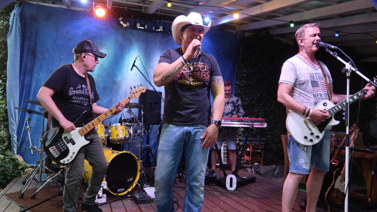 Country-Rock-Band "The Wild Ride" rockt die "Biergarten-Live-Stage"