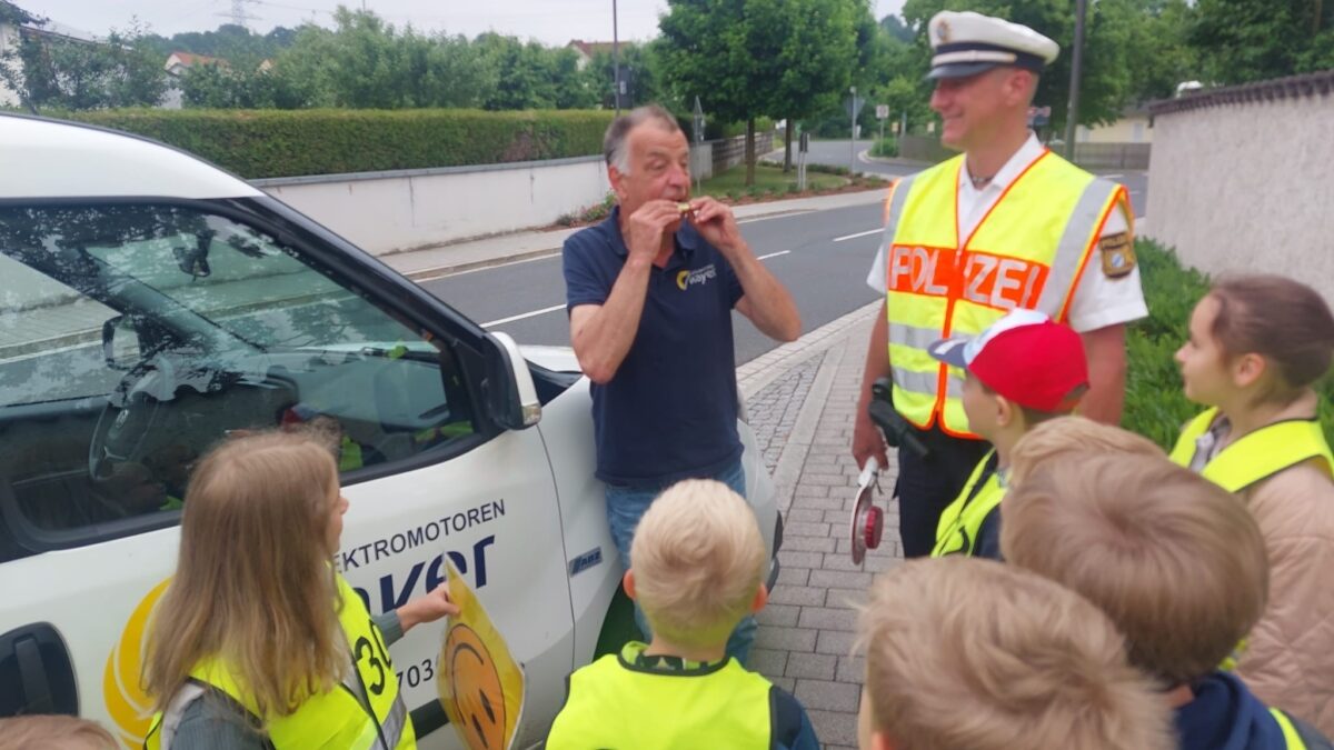 Kinder lehren Temposünder mit Zitronen eine Lektion