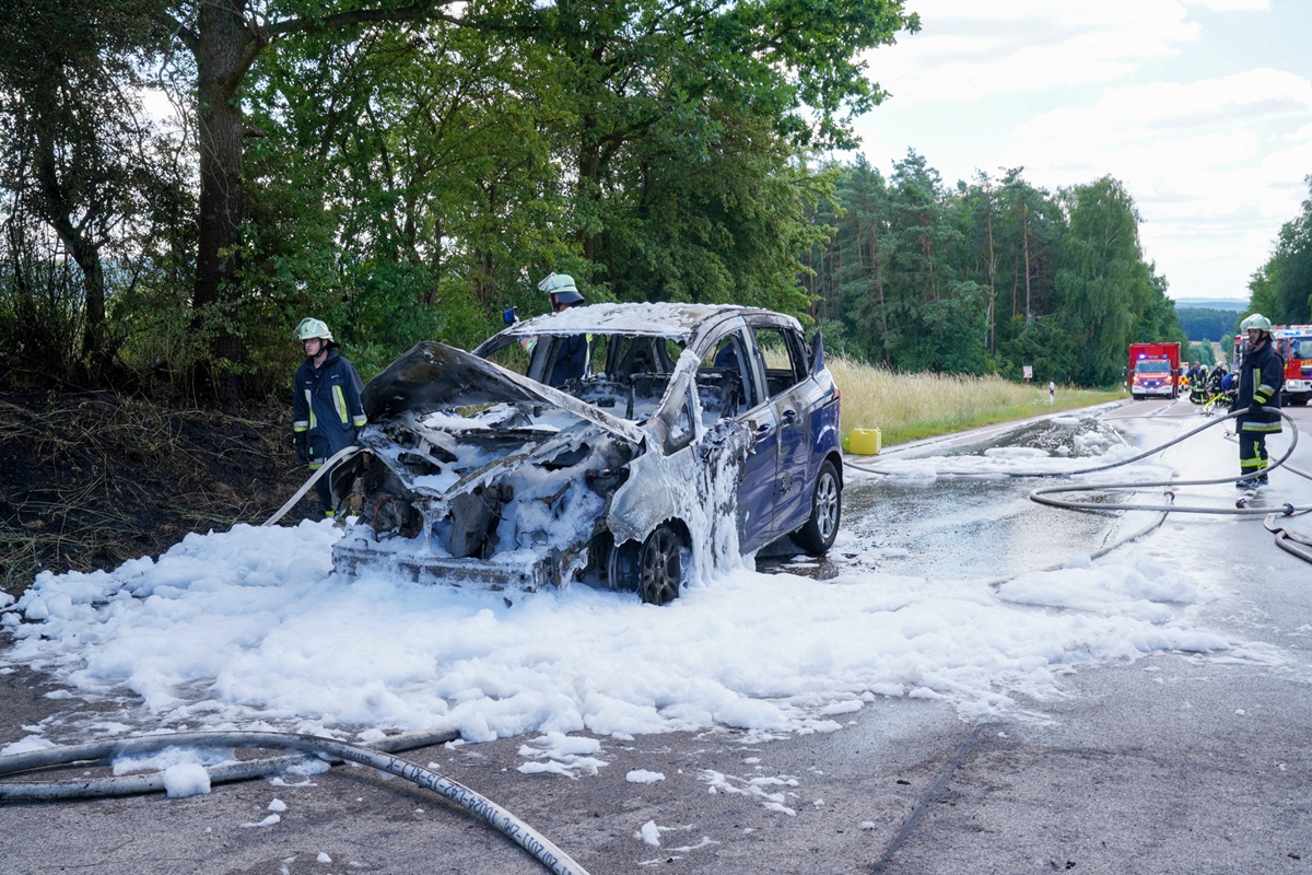 Fahrzeugbrand auf der Staatsstraße 2120 – Auto stand in Flammen