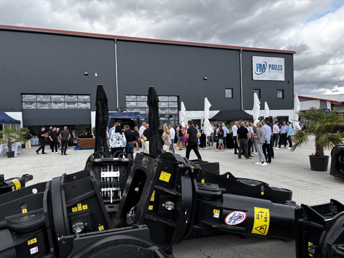 Großer Andrang bei der Einweihung der neuen Halle von Paules Mietpark