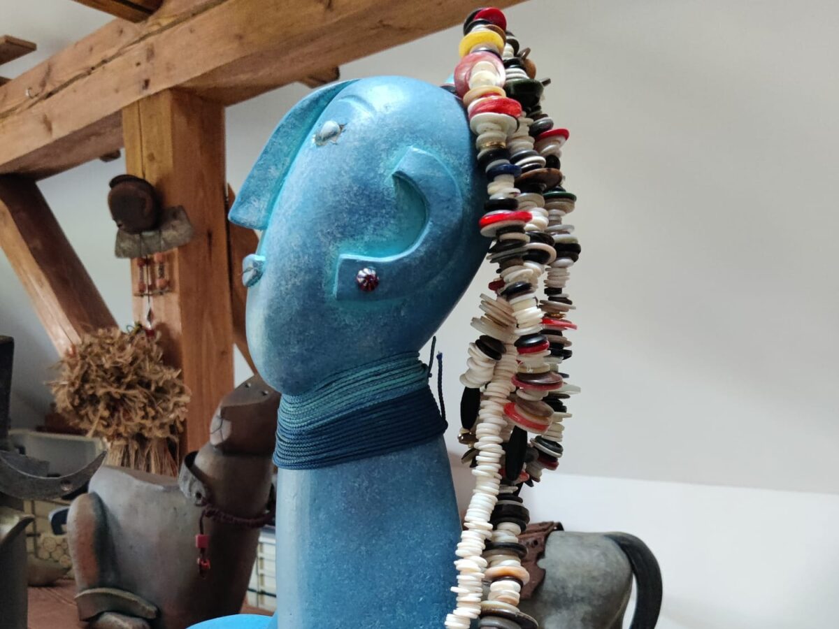 Irene Schleichers Tonkunst erweckt Altes im Knopfmuseum zu neuem Leben