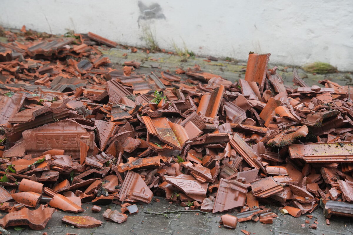 Starker Wind zieht durch Süß: Vermuteter Tornado richtet schwere Schäden an