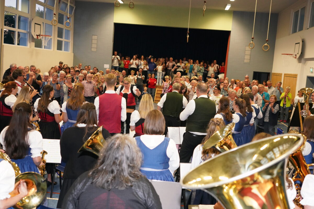 Musikalisches „Wai-thurn“ begeistert Publikum in Waldthurner Schulturnhalle