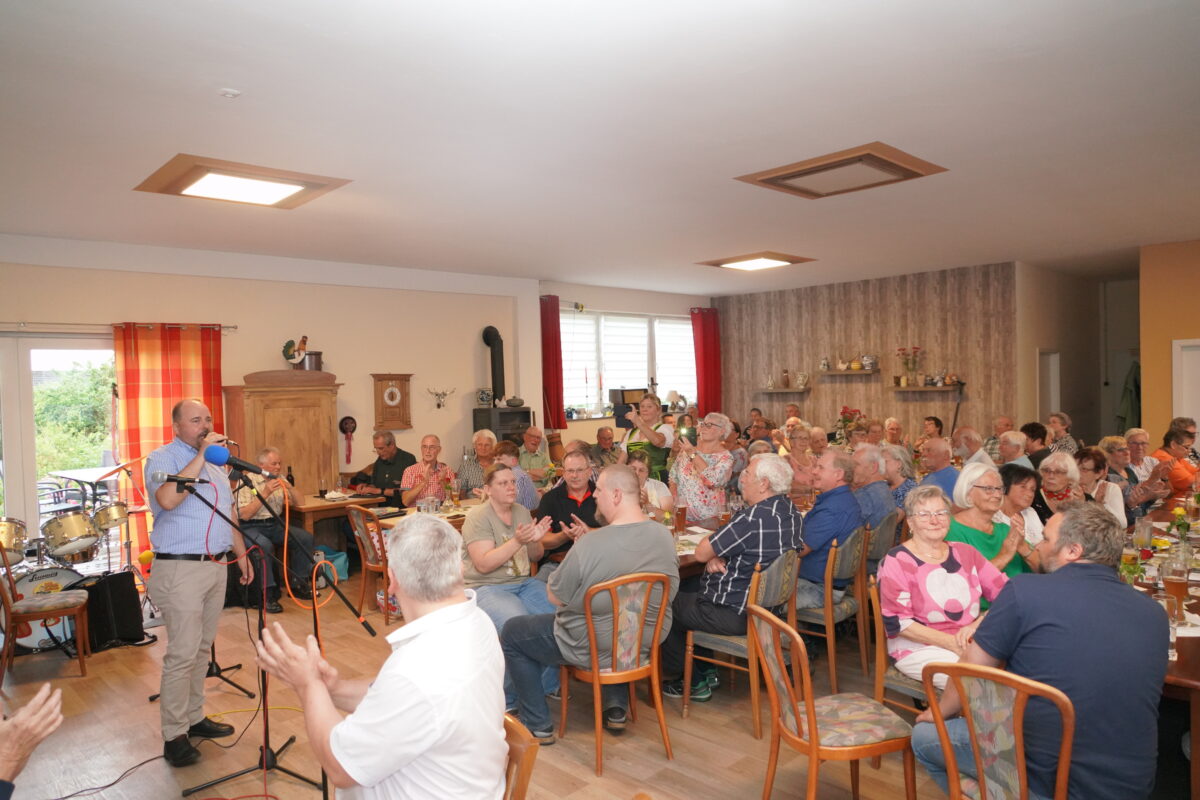 Nordoberpfälzer Musikfreunde on Tour beim Maler-Michl in Waldthurn