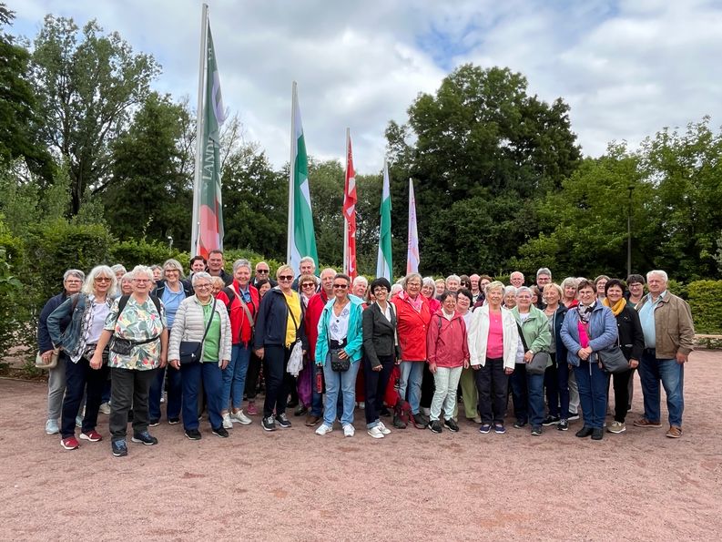 Seniorinnen und Senioren genießen Landesgartenschau