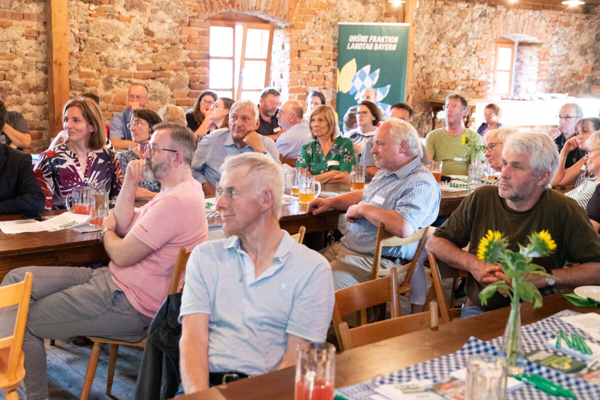 Grünen-Landtagsfraktion diskutiert mit Gästen auf dem Schafferhof "über den Tellerrand"