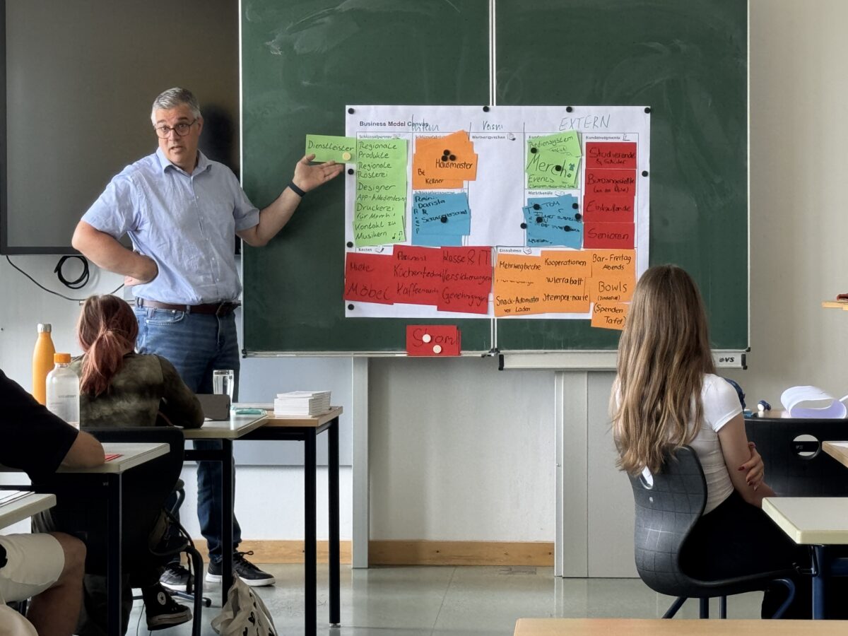 Der Weg in die Selbstständigkeit: Planspiel mit den Aktivsenioren an der Weidener Berufsschule