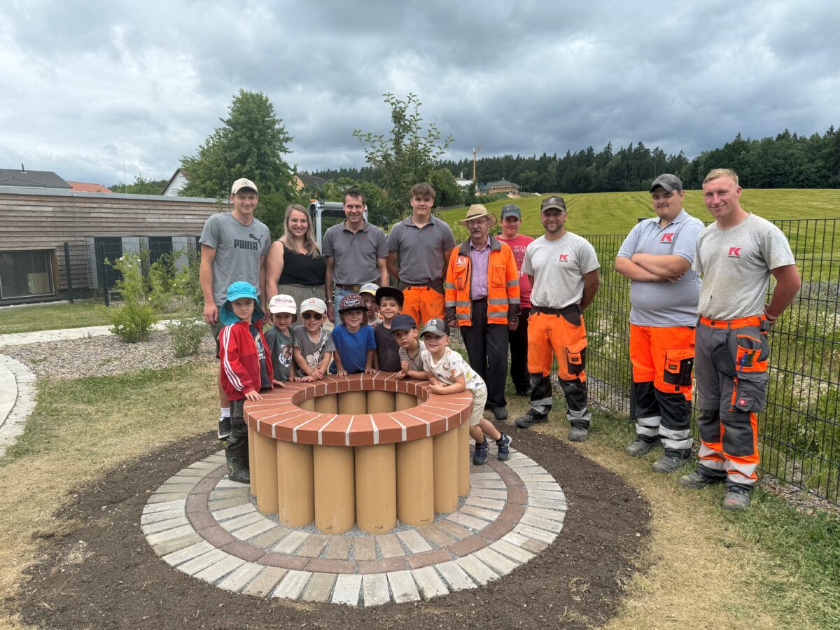 Azubis gestalten Feuerstelle für Kinderhaus Waldwichtel