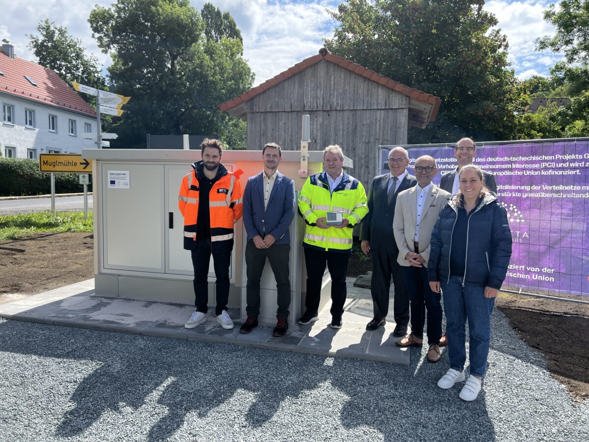 Grenzüberschreitende Zusammenarbeit: Bayernwerk nimmt 5000. digitale Ortsnetzstation ans Netz 