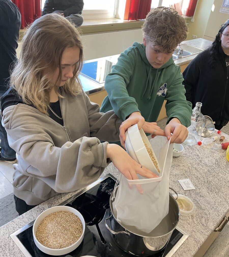 Bierbrauprojekt begeistert Pressather Schüler