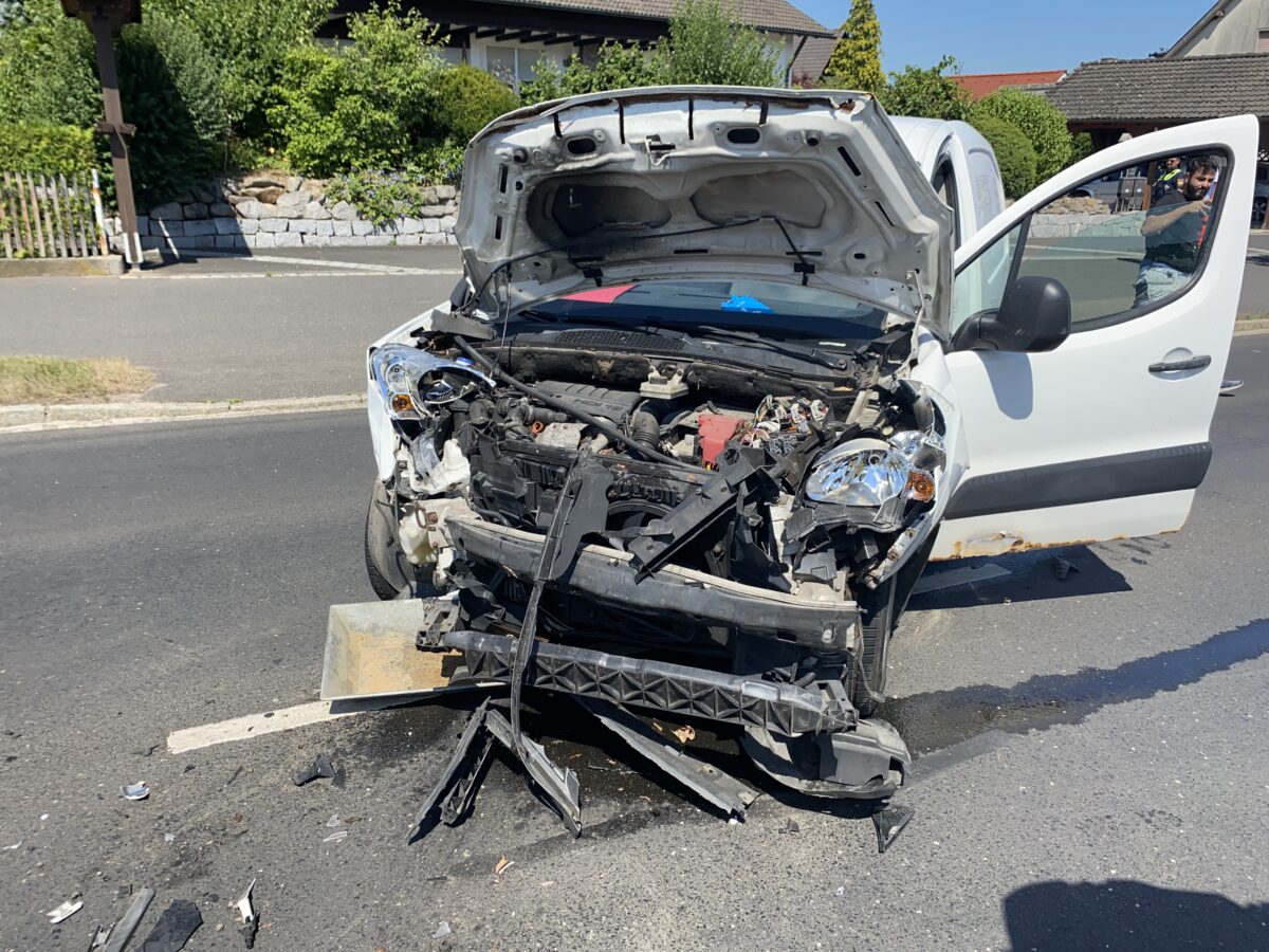Unfall bei Wendeaktion: Zwei Leichtverletzte und hoher Schaden
