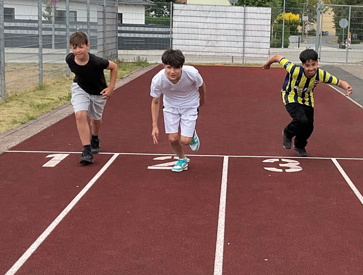 Jagd nach Urkunden - Bundesjugendspiele an der Grund- und Mittelschule Pressath