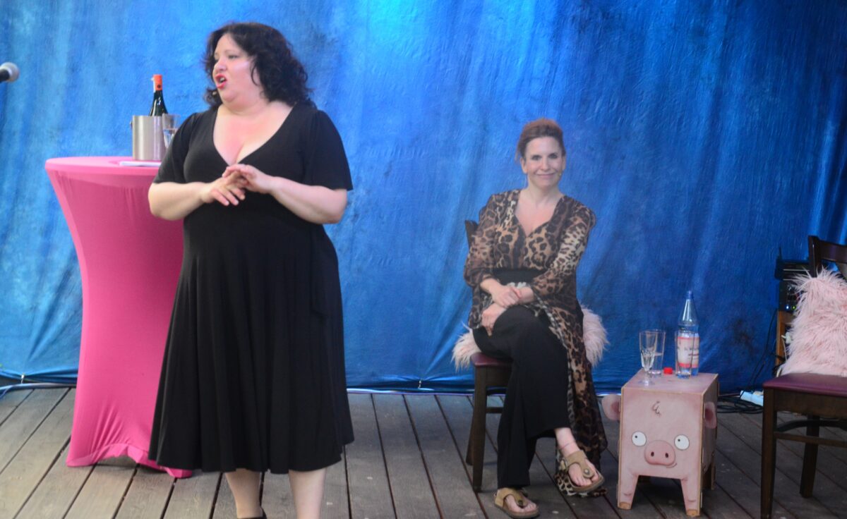 "Die Puderdose" verschüttet liebevollen Spott