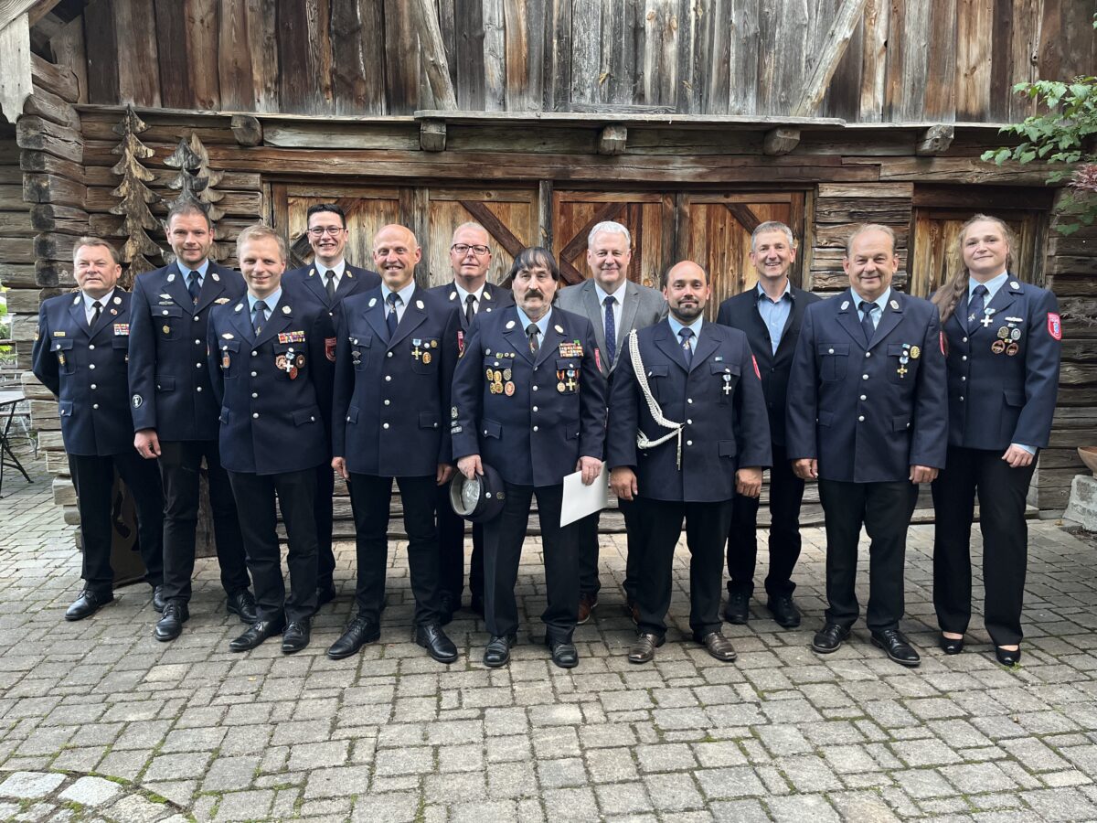 Landrat Richard Reisinger ehrt verdiente Feuerwehrmänner