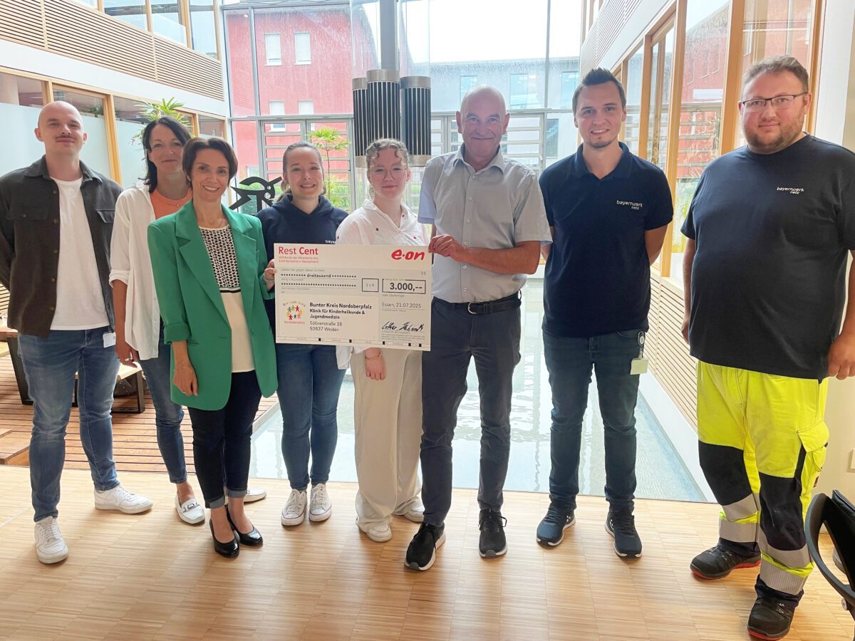 Eon-Mitarbeiter unterstützen den Bunten Kreis Nordoberpfalz mit 3000 Euro