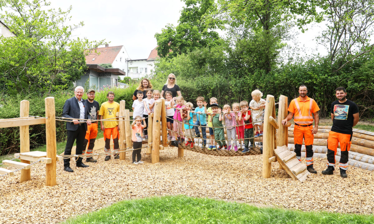 Erbendorf eröffnet neue Kletteranlage im Kindergarten