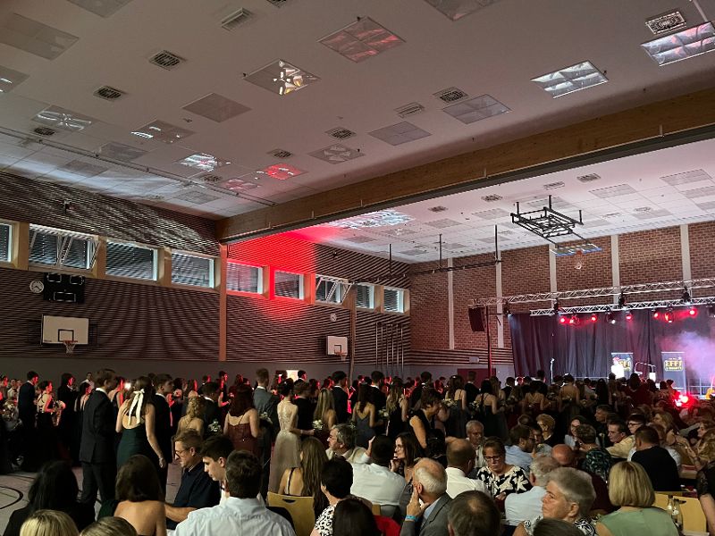 Feierlicher Tanzkursball in Kemnath beendet Schulzeit
