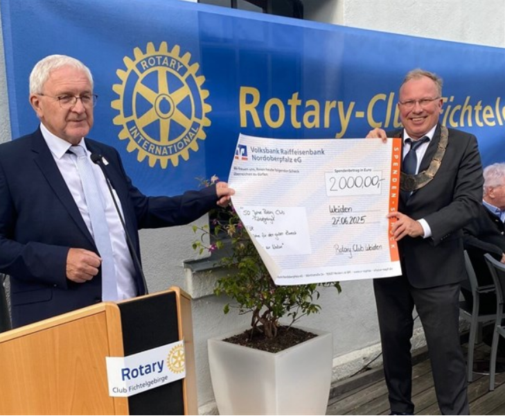 Der Rotary Club Weiden überreicht Spendenscheck