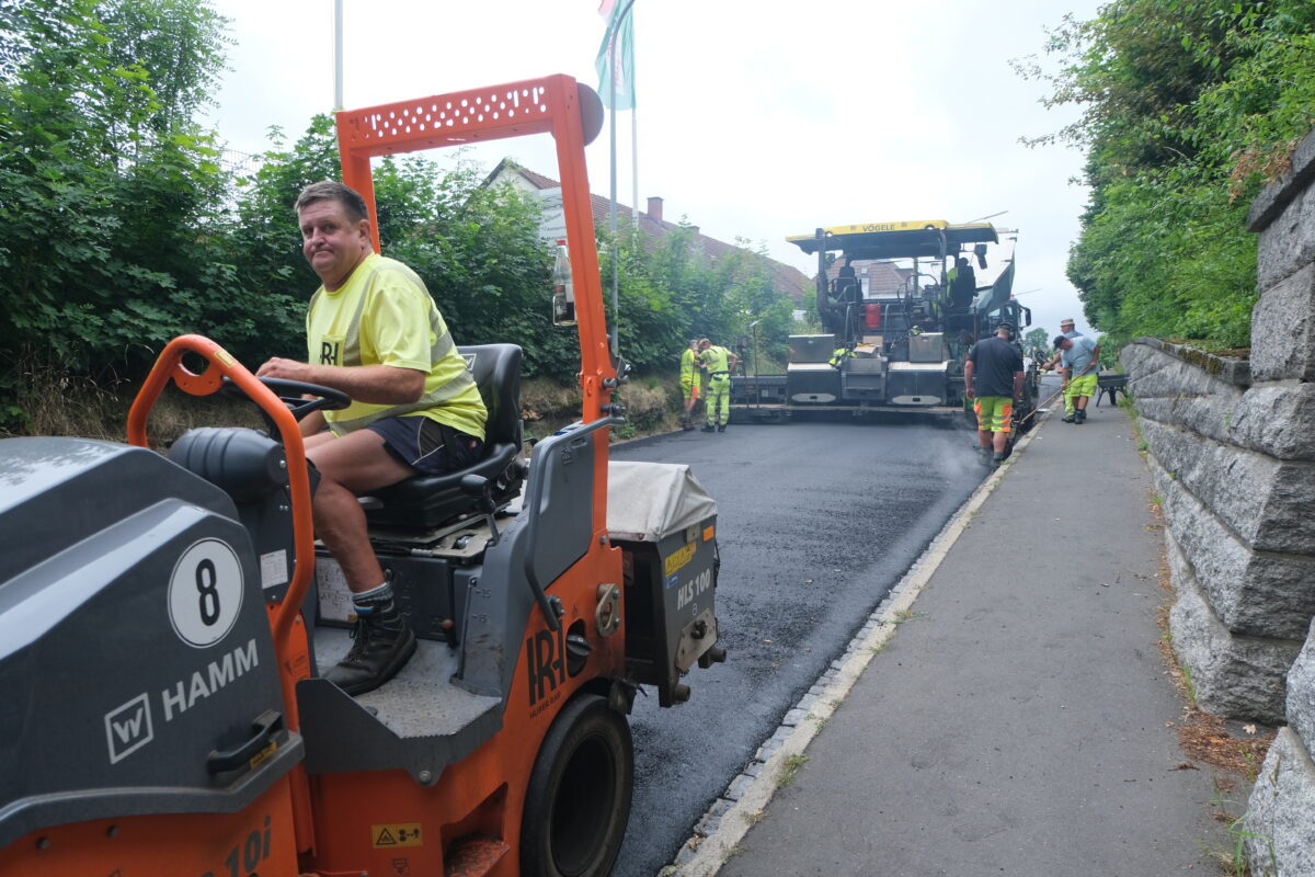 Floß erneuert Straße für mehr Verkehrssicherheit