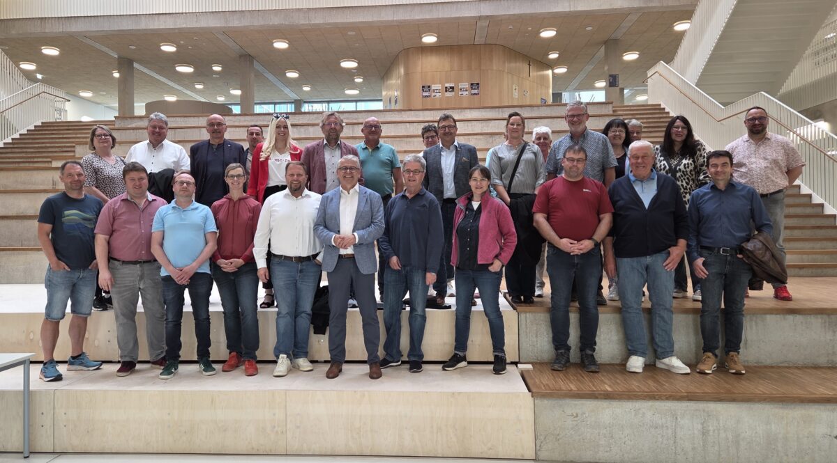 Freie Wähler besuchen mit Landratskandidat die neue Realschule Kemnath