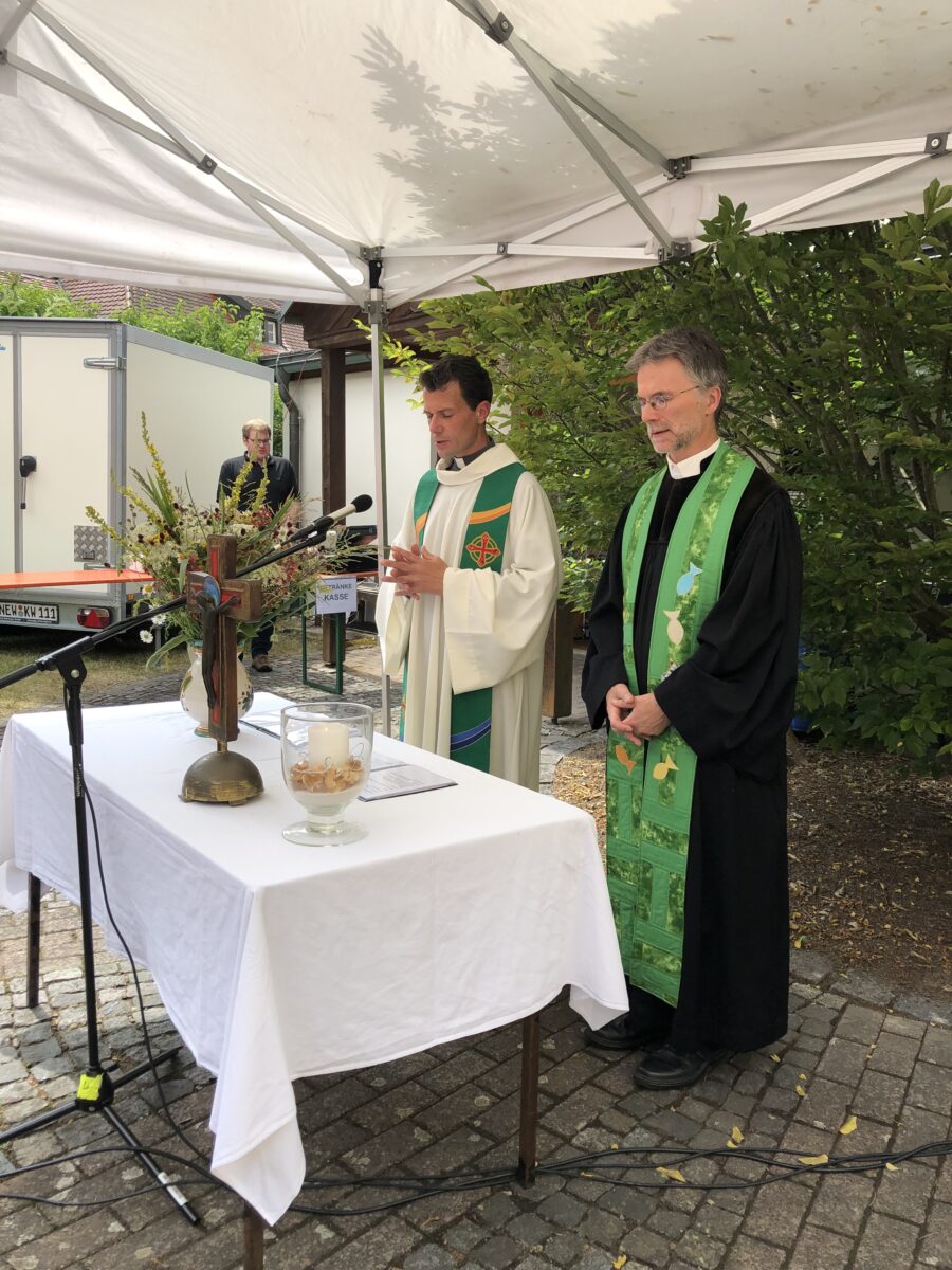Gemeinsamer Glaube feiert unter Sonnenschein