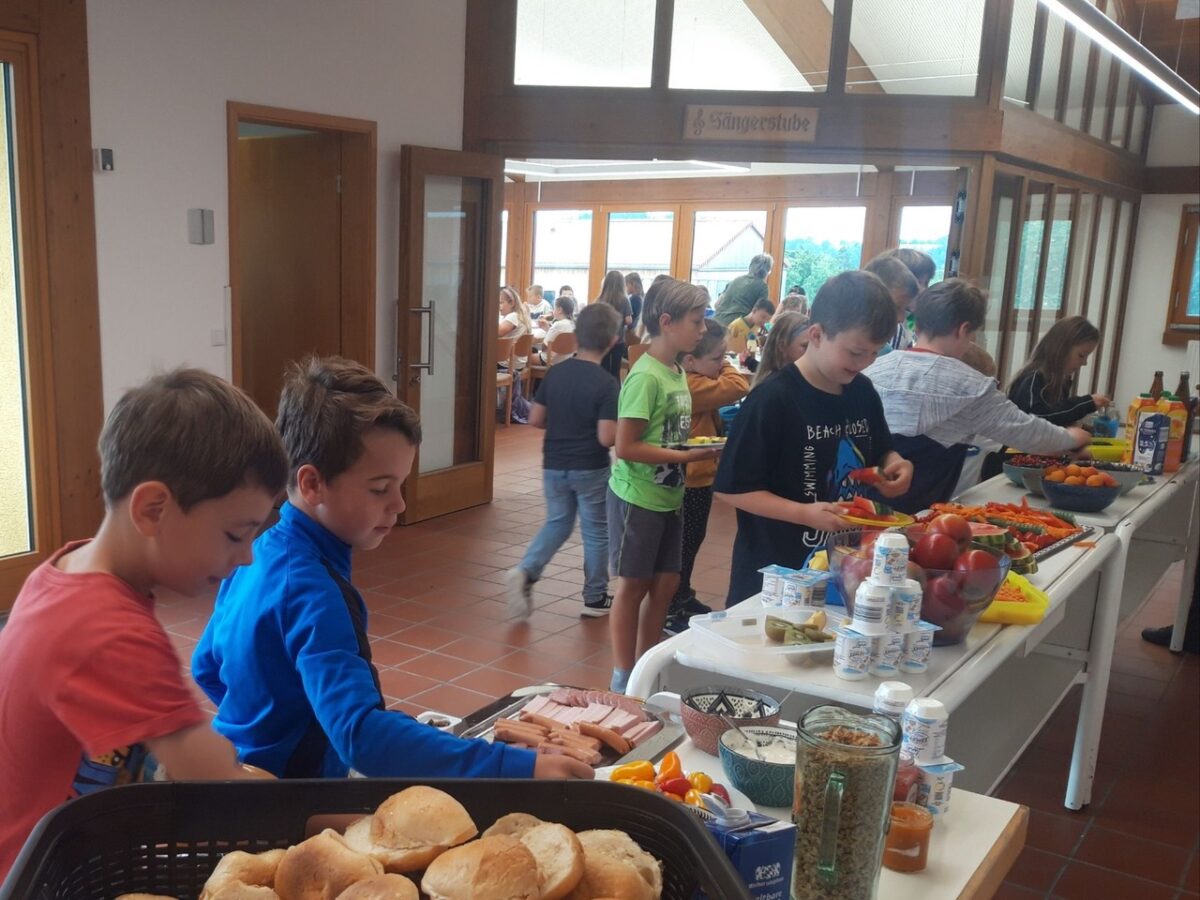 Gesundes Frühstück begeistert Grundschüler in Leuchtenberg