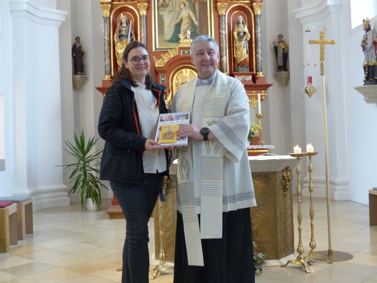 Grundschüler danken Pfarrer Nieciecki mit Andacht