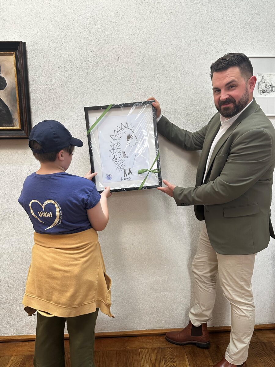 "Herr Igel" verziert jetzt Neustädter Rathausfoyer