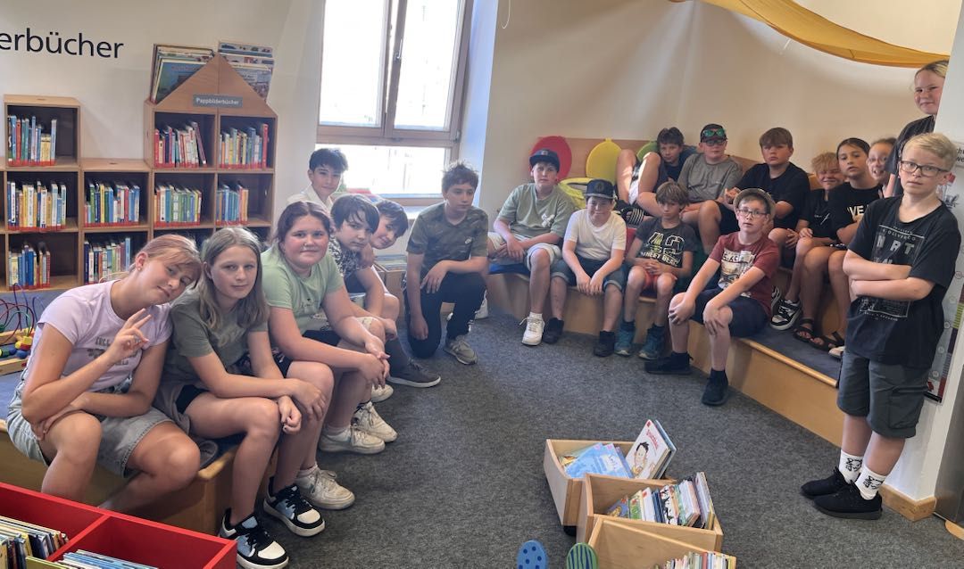 Schüler entdecken Bücherwelt in Weiden